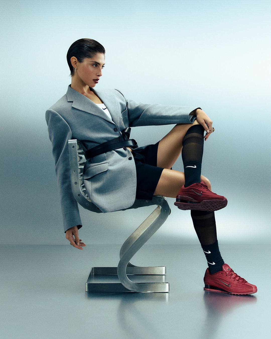 Blazer gris et sneakers bordeaux, studio acier