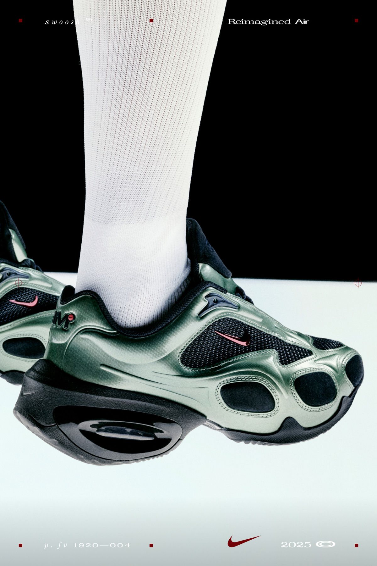 Sneakers vert métal et chaussette blanche